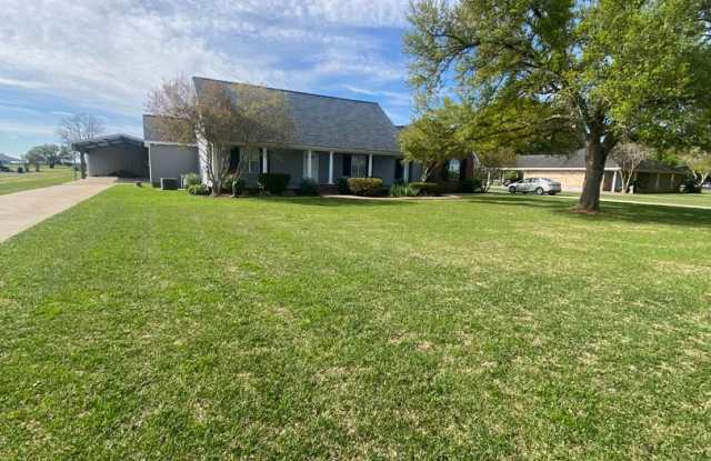 Stunning 3 Bed, 2.5 Bath Home on 2.5 Acres with Inground Pool, Guest Suite, and Outdoor Kitchen in Saint Martinville, LA Gallery 4
