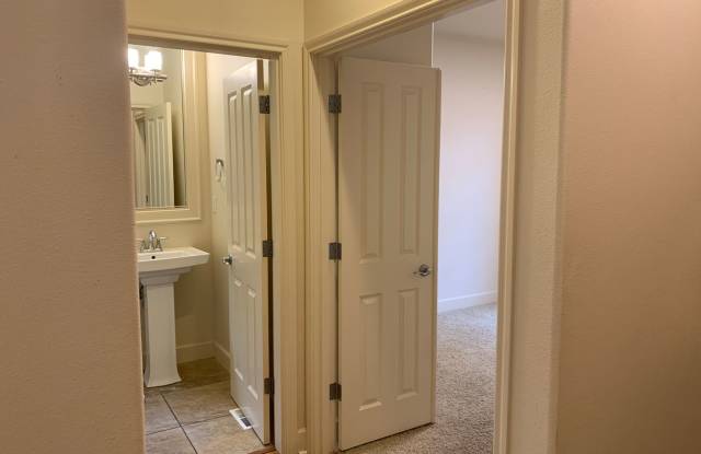 Beautiful 4 BD | 3 BA Single-Family Home | Arbor Community in Beaverton | Corner Lot Gallery 4