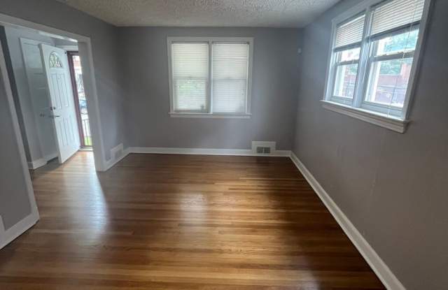 Beautiful semi detached 3 bedroom home near Benning Road Metro Gallery 3