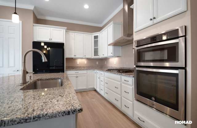 Spacious 5-Bedroom Home in Aurora – Prime Location & Top Schools Gallery 3
