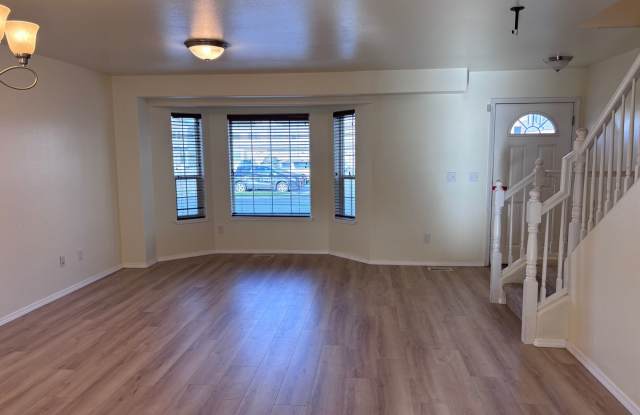 3 Bed/1.5 Bath Townhome Near JBER! Gallery 4