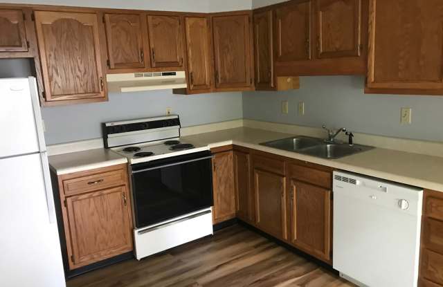 3 Beds, 1.5 Bath Townhome with Garage Gallery 3