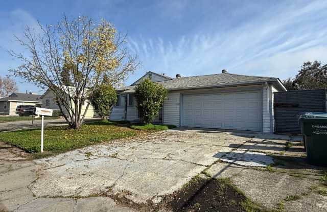 3 bed 1 bath available in North Highlands! - 5748 San Ardo Way, North Highlands, CA 95660