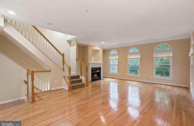 8878 ASHGROVE HOUSE LANE - 8878 Ashgrove House Lane, Tysons Corner, VA 22182