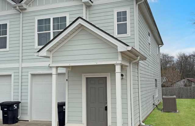 3 Bedroom, 2.5 Bath Townhouse! - 388 Armstrong Street, Columbia, TN 38401
