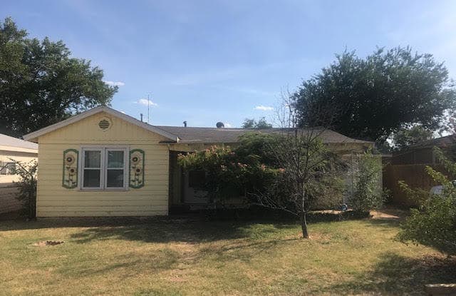 1207 Ave M - 1207 Avenue M NW, Childress, TX 79201