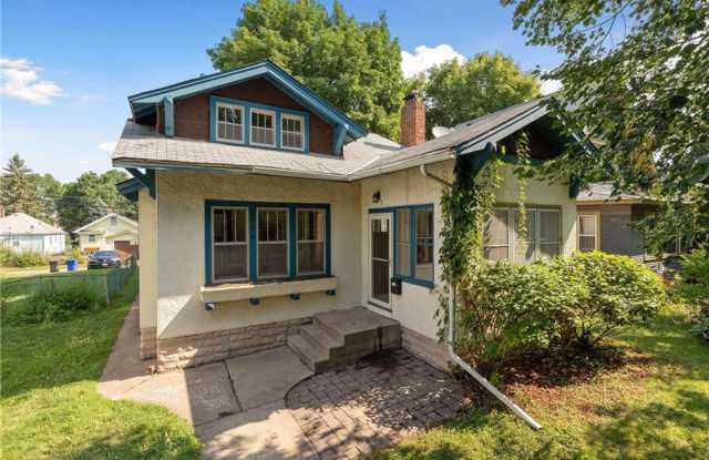 June 2026 ~ Cute 6 bedroom house. Spacious bedrooms. In unit laundry and dishwasher. photos photos
