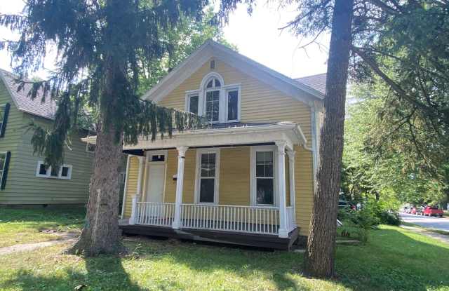 4 bedroom and 2 bathroom house located on Sylvia Street photos photos