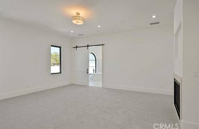 5520 Woodlake Avenue Gallery 3