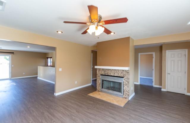 LIGHT  BRIGHT HOME WITH 2 CAR GARAGE, PET FRIENDLY!! ENCLOSED YARD!! - 1709 Klauber Avenue, San Diego, CA 92114