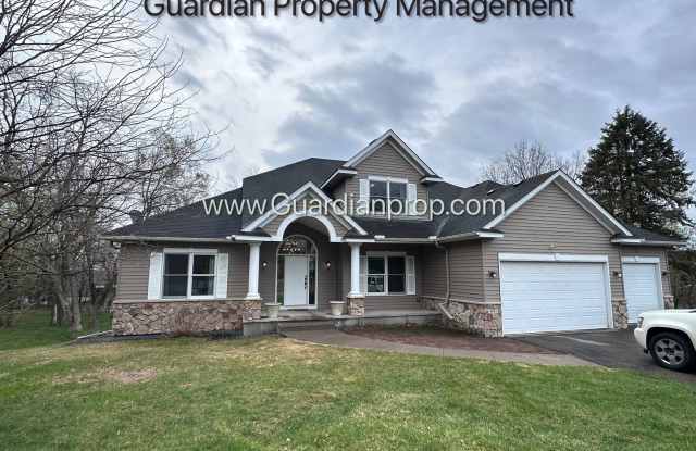 Minnetonka Home, 3 Car Garage, Large Primary, Updated Kitchen, Patio photos photos