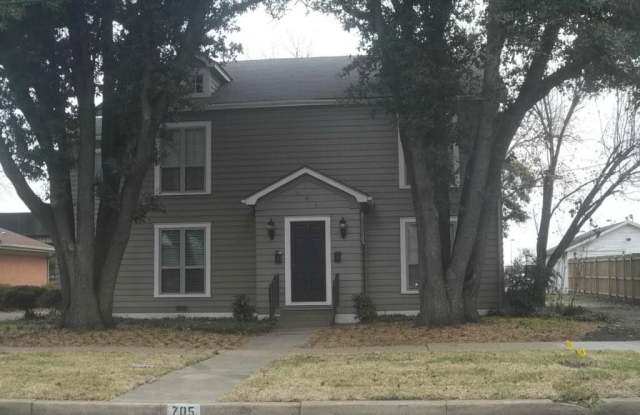 705 W Knox Street - 705 West Knox Street, Ennis, TX 75119