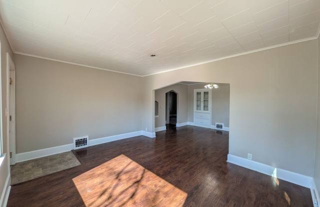 Pet friendly! Great deck for entertaining! - 2519 Prospect Road, Des Moines, IA 50310