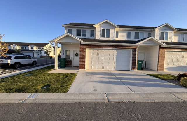 Like-New 3 Bed Townhome (2022) – Garage + Modern Finishes! photos photos