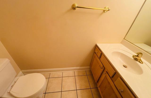 NEW FLOORS!  3 Bedroom 2.5 Half Bath Townhouse Gallery 4