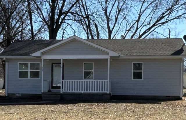 1/2 OFF FIRST MONTH'S RENT!!!!! MOVE-IN READY! Gorgeous! Newly Remodeled 3 Bedroom 2 Bathroom Home! - 516 East Park Street, Pittsburg, KS 66762