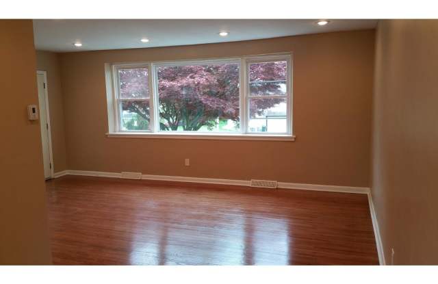 9960 WOODFERN Road Gallery 3