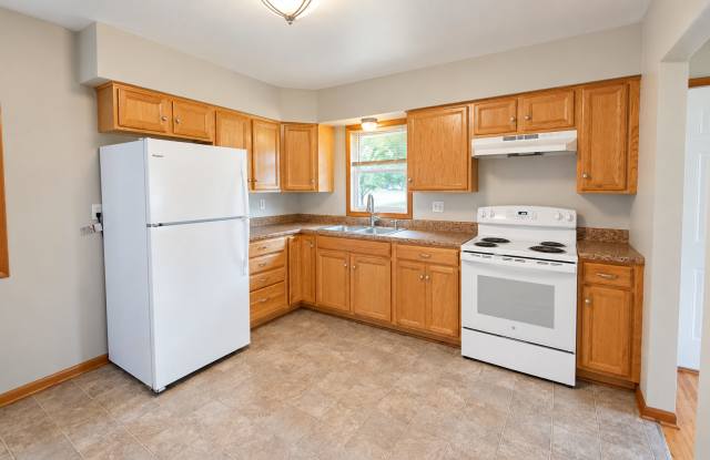 Bright & Charming 3-Bedroom Elton Hills Rambler Gallery 3