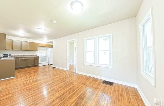 Cozy 3 Bedroom 1 Bathroom- Located near blank park zoo Gallery 3