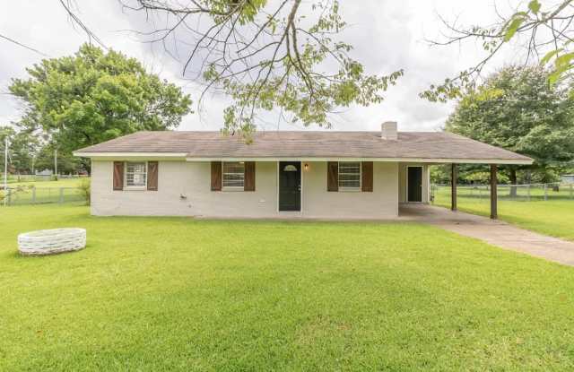 Comfortable 3-Bedroom Home with Large Backyard photos photos Comfortable 3-Bedroom Home with Large Backyard photos photos
