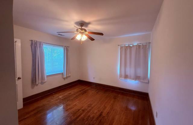 Pet Friendly 3 Bedroom, 2 Bath Home with Hardwood Floors Gallery 4