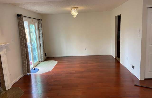 1215 CHANTICLEER Gallery 2