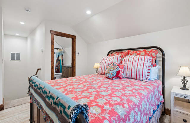 1 bedroom, 1 bath Studio Apartment Gallery 4