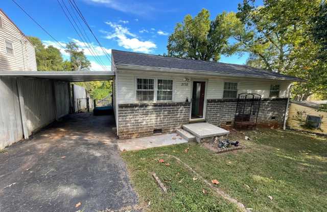 2 bed / 1 bath South Knox home with office & large sunroom Gallery 1