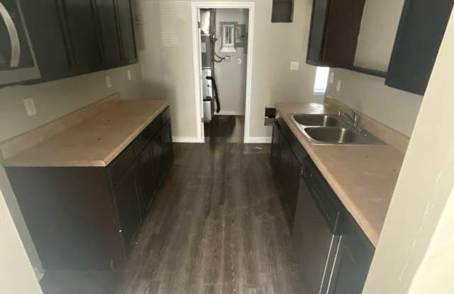 3 Bedroom, 1.5 Bathroom Single House Gallery 4