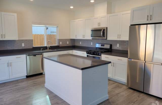 MOVE IN SPECIALL!!! $1000 OFF FIRST MONTH'S RENT! photos photos