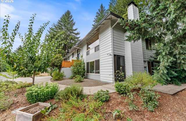 Unique 3Bd 3Bth West Haven Residence with Two Living Rooms, Hardwood Floors, Laundry Room & Private Outdoor Space Gallery 4