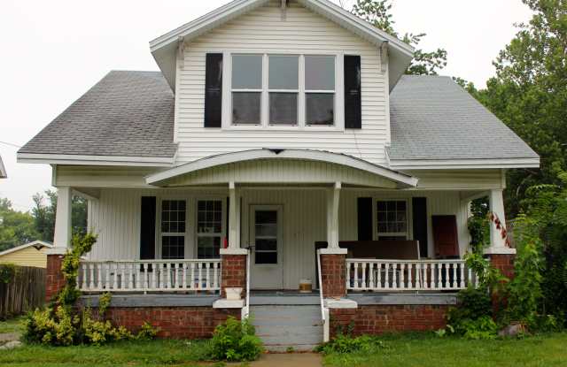 1115 Jefferson Ave - 1115 Jefferson Avenue, Charleston, IL 61920