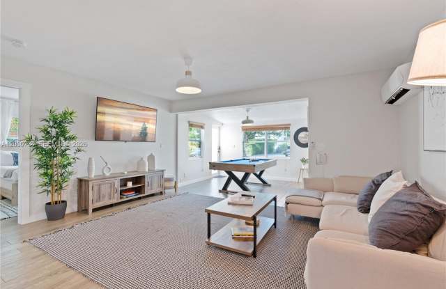 300 SW 23rd St photos photos