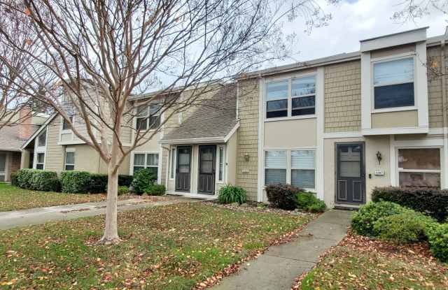 Spacious Townhome in Central Location, A/C, Wood Floors, W/D, Patio, 2C Garage, Pool! photos photos