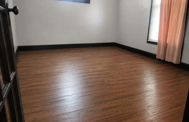 2001 W Jackson St - Spacious 3-Bedroom Rental with Hardwood Floors & Extra Storage Gallery 3