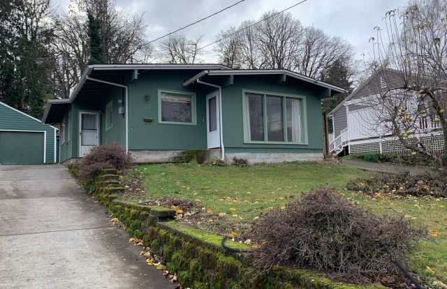 1207 Cascade Ave - 1207 Cascade Avenue, Hood River, OR 97031