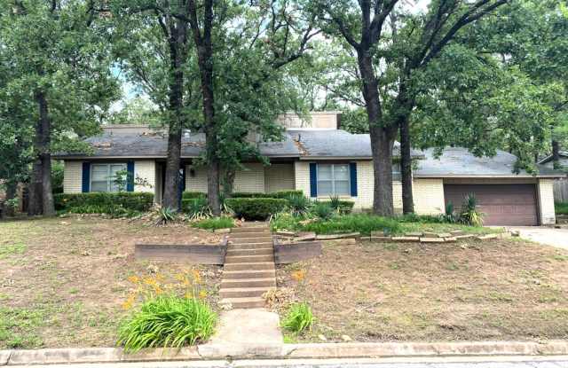 LOVELY WEST DENISON TREE SHADED NEIGHBORHOOD 3/2/2 BACKYARD BEAUTY THAT WILL STEAL YOUR HEART! - 3605 Oakwood Drive, Denison, TX 75020