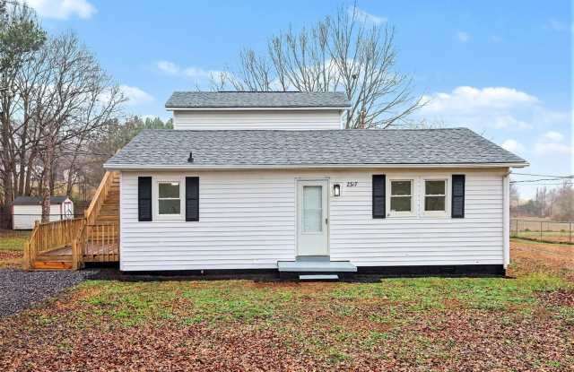 Two Bedroom Two Bathroom House with office and upstairs bonus room!   Fenced Yard!  Dogs Welcome! photos photos