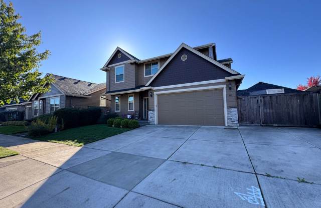 4 Bedroom / 2 Bath – 1,899 Sq Ft Springfield Home - 947 Riverstone Lane, Springfield, OR 97477