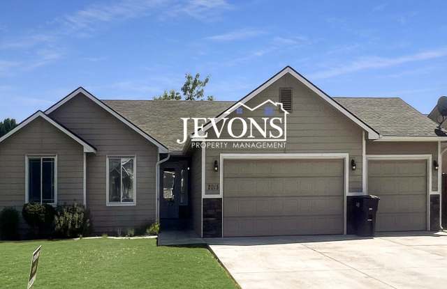 Inviting 3-bedroom single-family home with 3-car garage – Minutes from Yakima Valley College photos photos