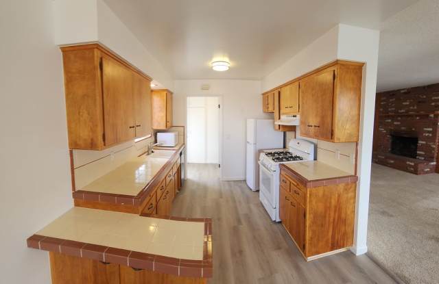 Classic MB Beach home- 2 Bed 1 Bath Home with a view of the water and the rock! Gallery 3