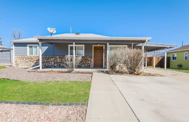 Comfortable 3bd/1.5ba Aurora Home with Fenced Yard  Easy Commute - FREE iPad or 55” TV if moved in by 3/15! photos photos