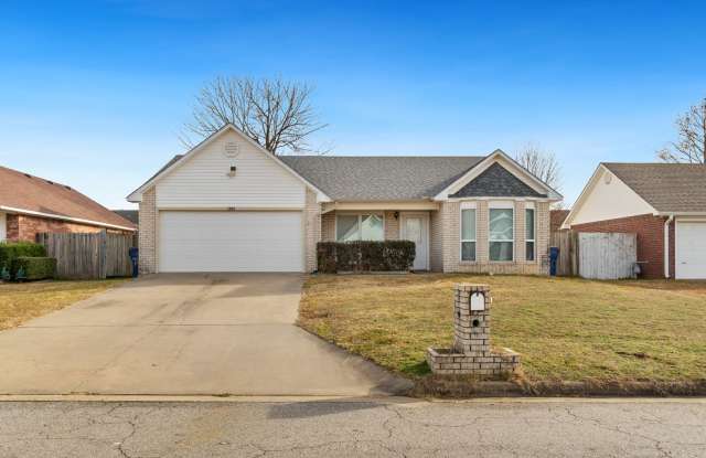 Gorgeous Brick 3 Bed / 2 Bath Home in Fort Smith - 2800 North 55th Circle, Fort Smith, AR 72904