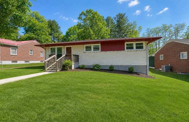 Charming Updated Home Near Christiansburg Shopping and Dining photos photos