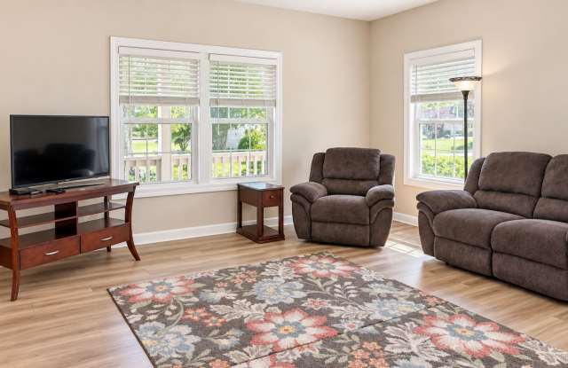 Spacious Furnished 4BR/3BA – Garage + Fenced Yard Gallery 4