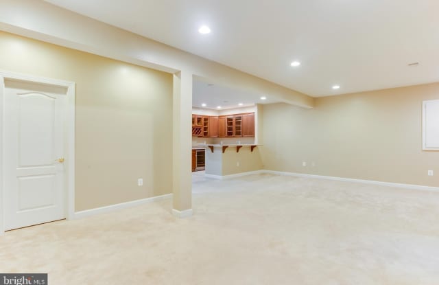 18353 FAIRWAY OAKS Square photos photos