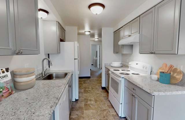 Immaculate 2 bedroom with air conditioning and washer/dryer included!! photos photos