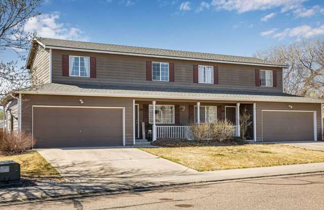 Townhouse: Base Rent $1,495 - Water, trash, Landscaping/Snow Removal and 1 Car Garage Gallery 3