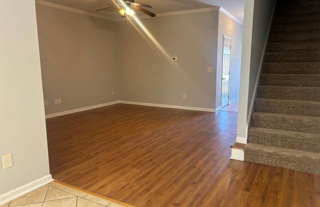3 Bedroom Townhome off River Watch Pkwy Gallery 3