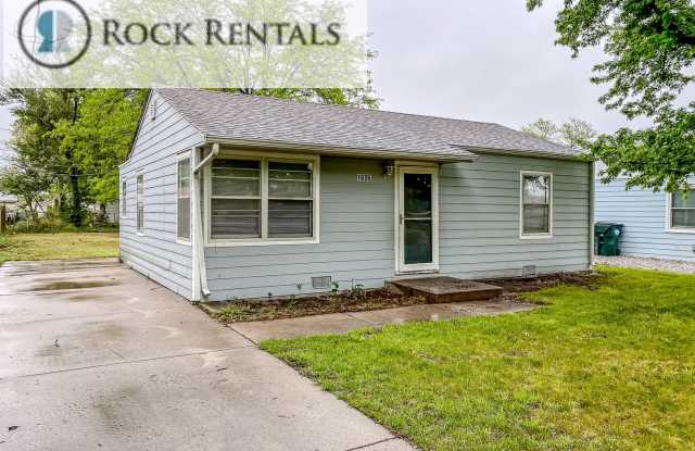 2 Bed 1 Bath in Quiet Neighborhood - 1606 East 5th Avenue, Hutchinson, KS 67501